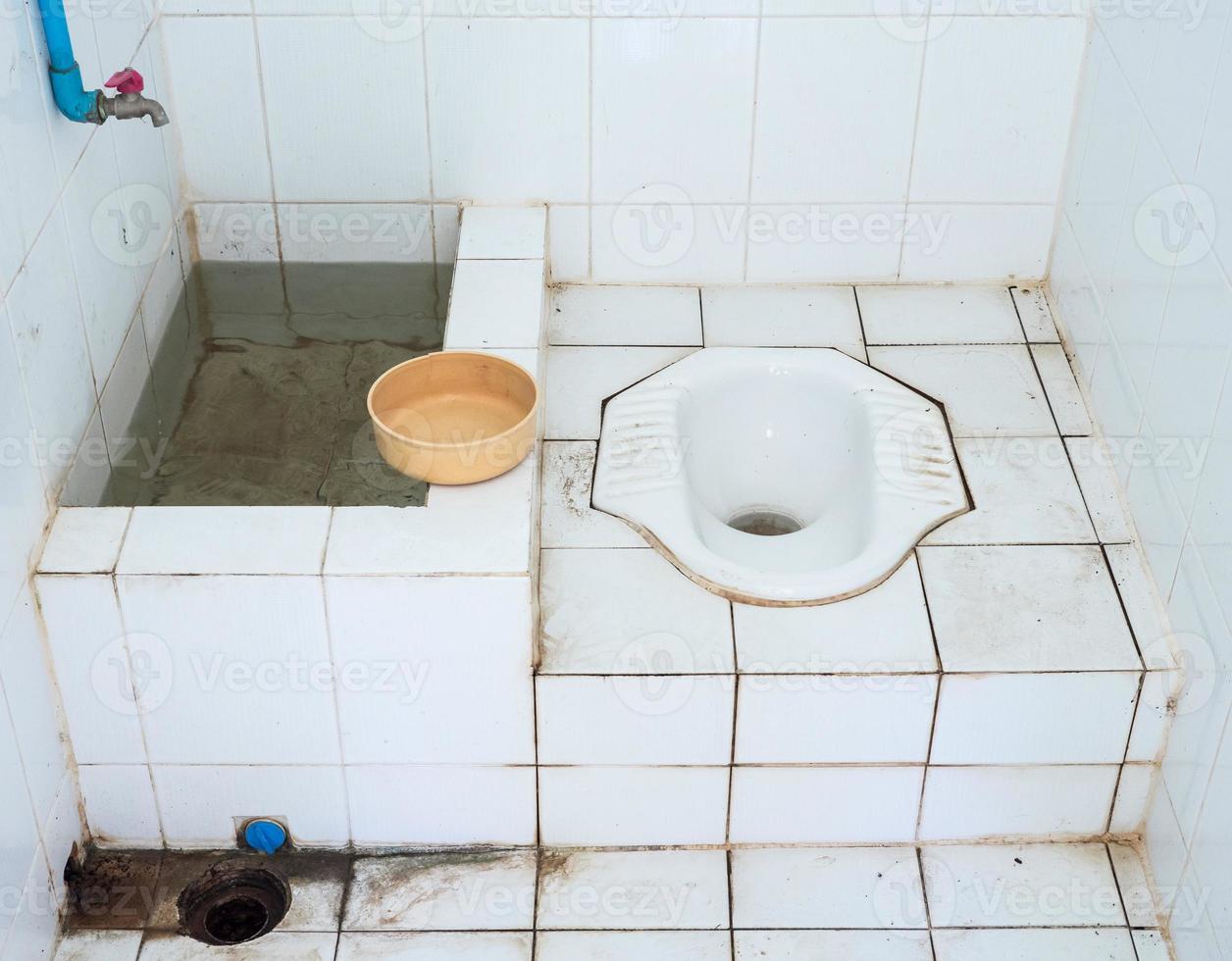 schmutzige öffentliche toilette. foto