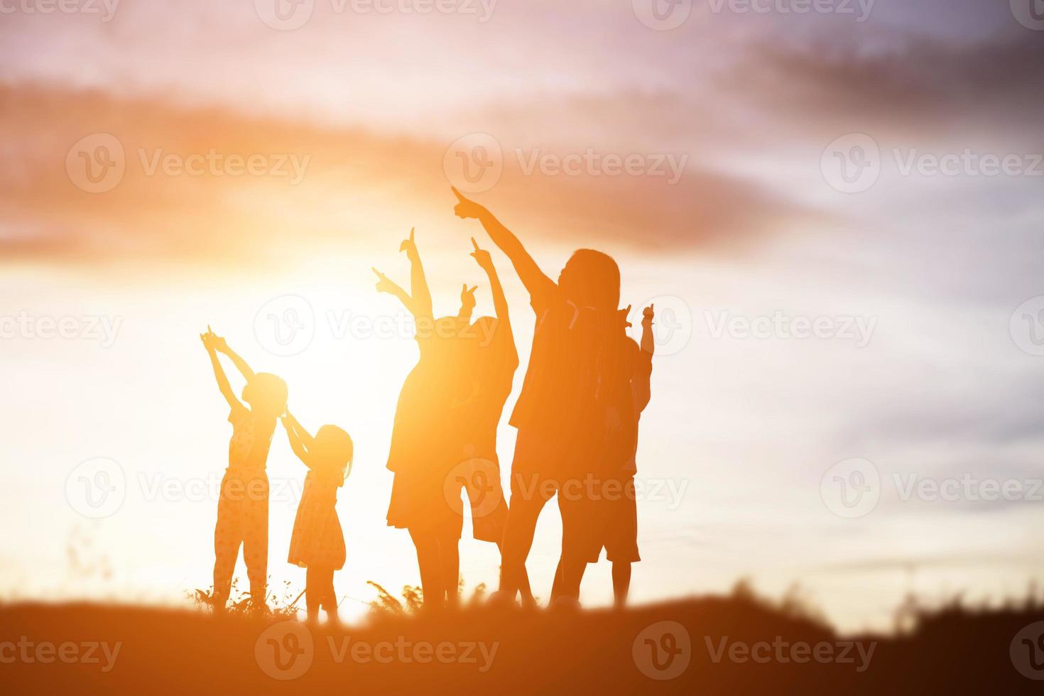 silhouette eines glücklichen kinder- und glücklichen zeitsonnenuntergangs foto