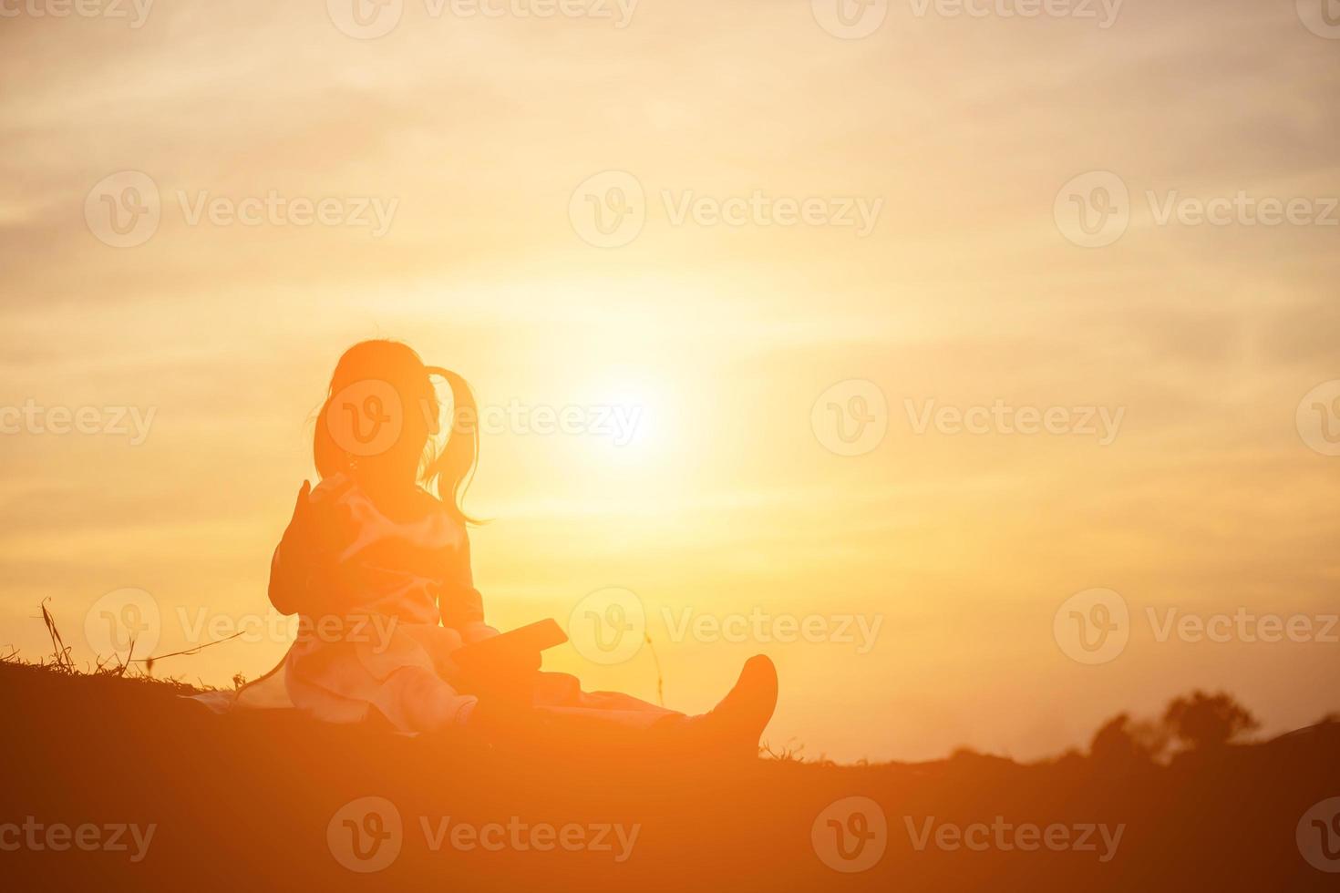 Kindersilhouette, Momente der Freude des Kindes. auf dem natursonnenuntergang foto