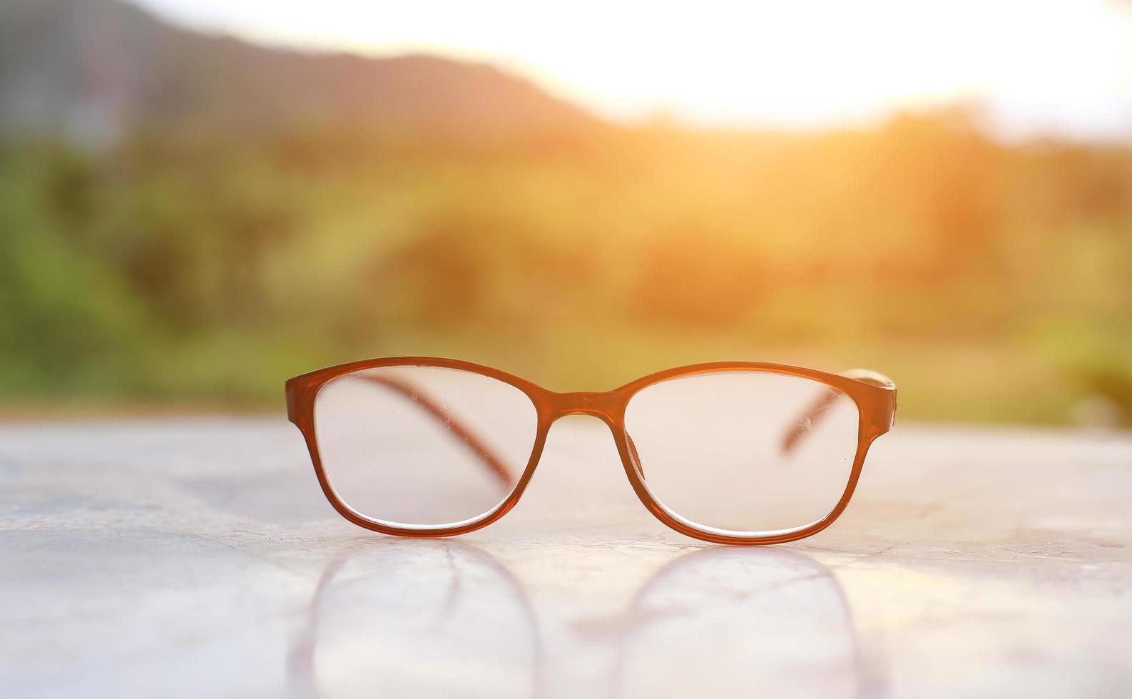 schwarze brille auf grünem gras foto