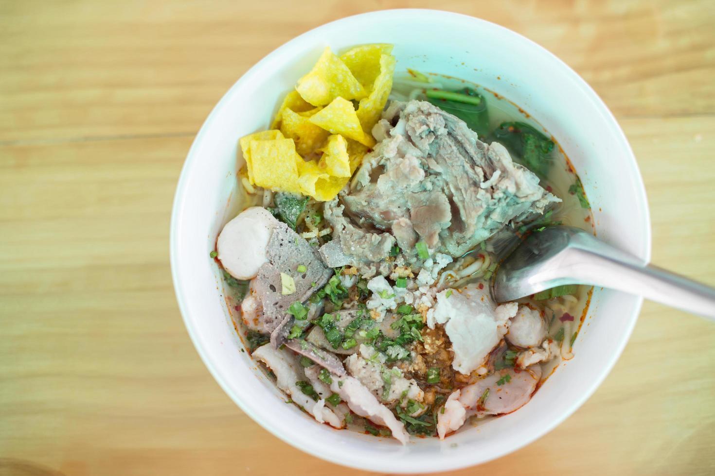 Pho Bo, vietnamesisches Essen, Reisnudelsuppe mit geschnittenem seltenem Rindfleisch foto