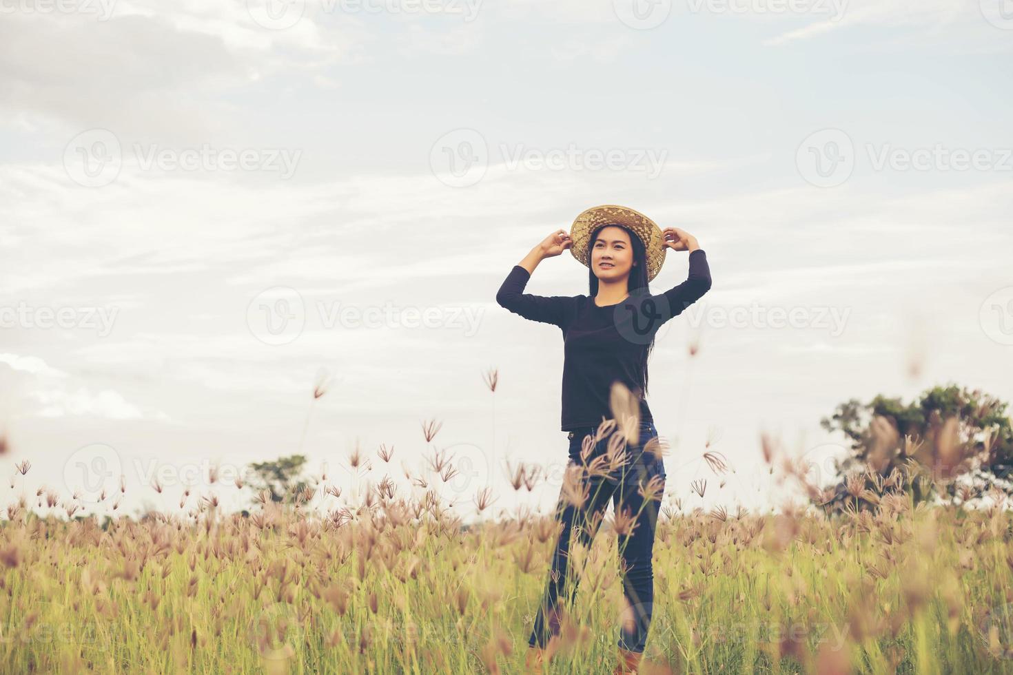 Silhouette einer Frau, die über einem schönen Himmelshintergrund betet foto