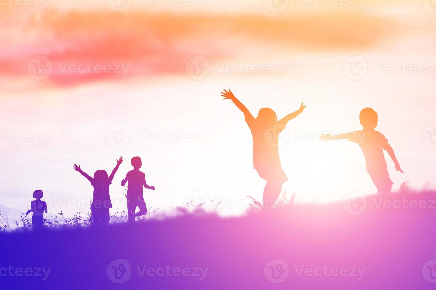 silhouette eines glücklichen kinder- und glücklichen zeitsonnenuntergangs foto