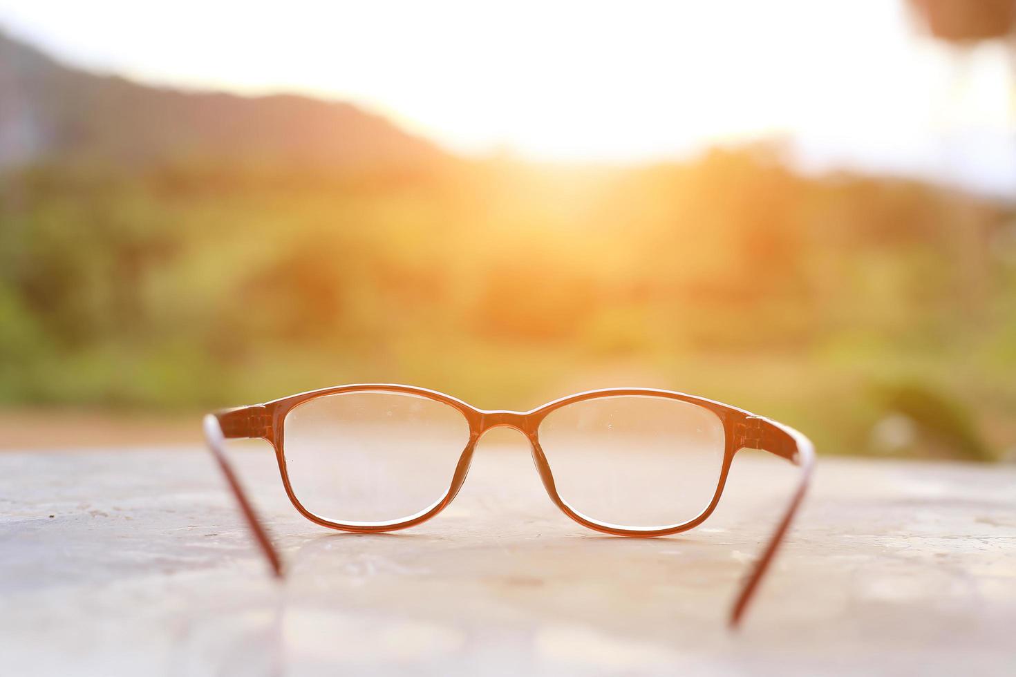 schwarze brille auf grünem gras foto