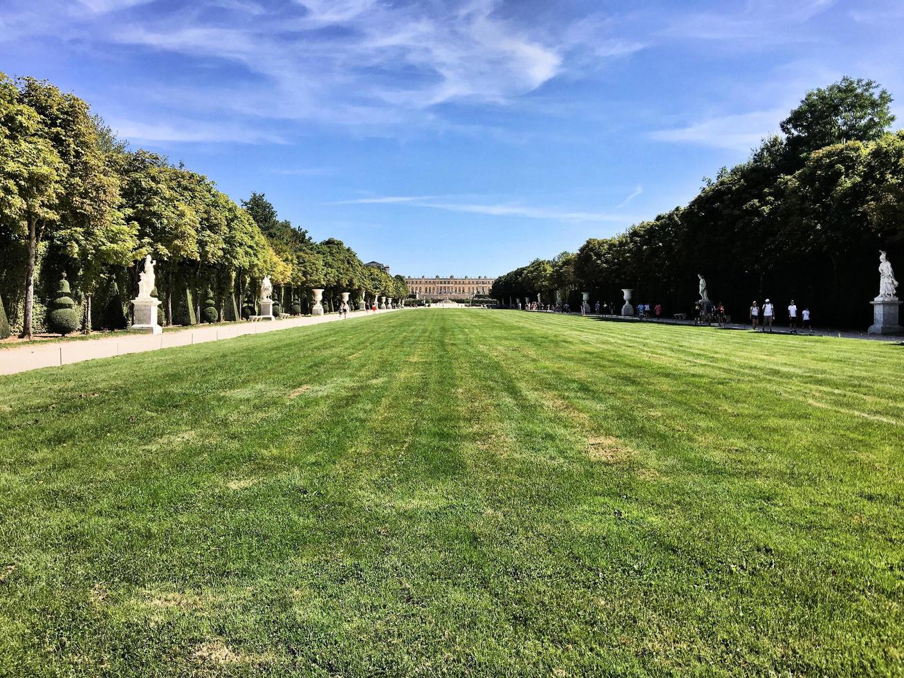 paris in frankreich im august 2019. ein blick auf die gärten des schlosses von versailles in paris foto