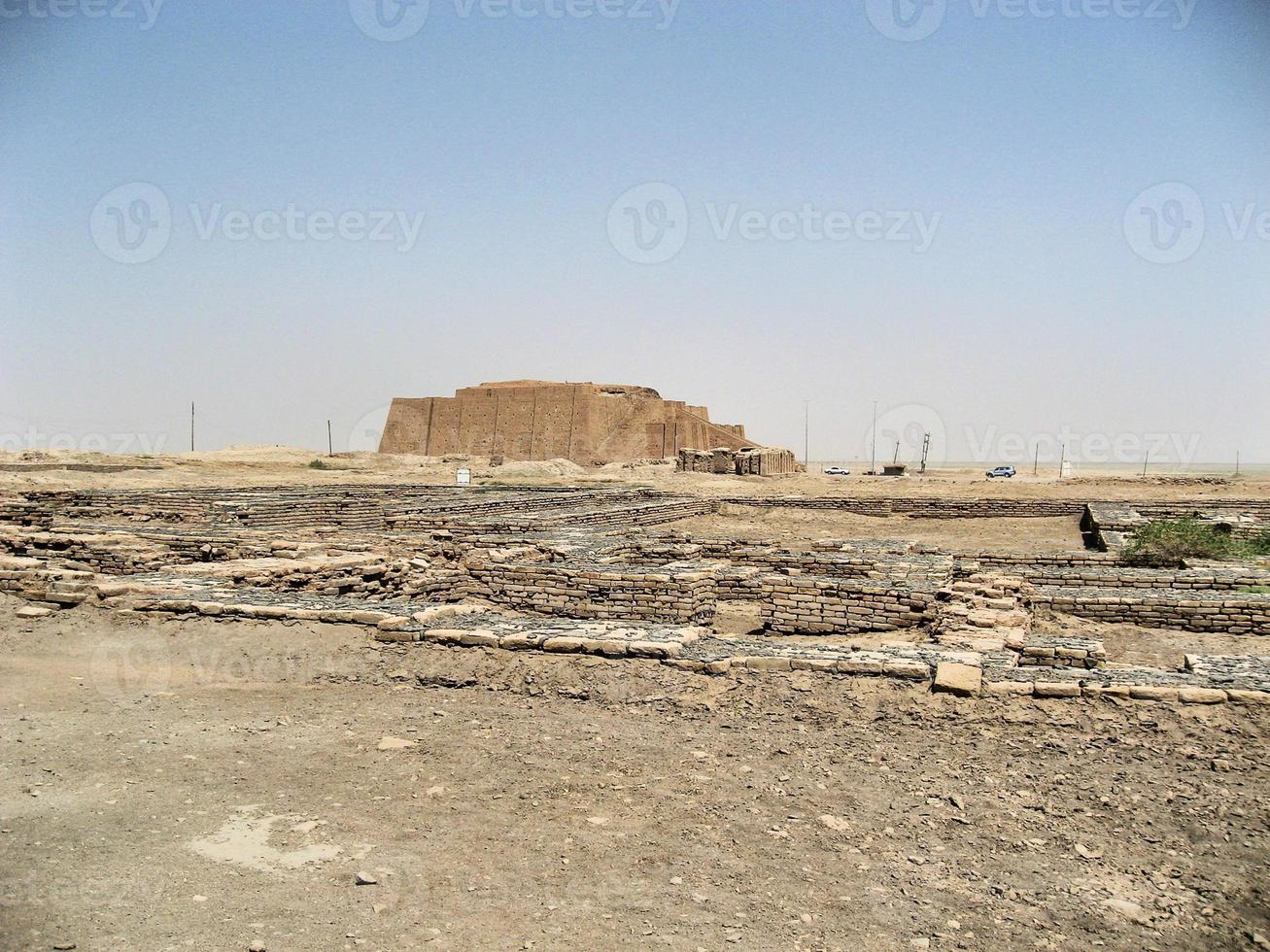 ein blick auf die zikkurat in basra im irak foto