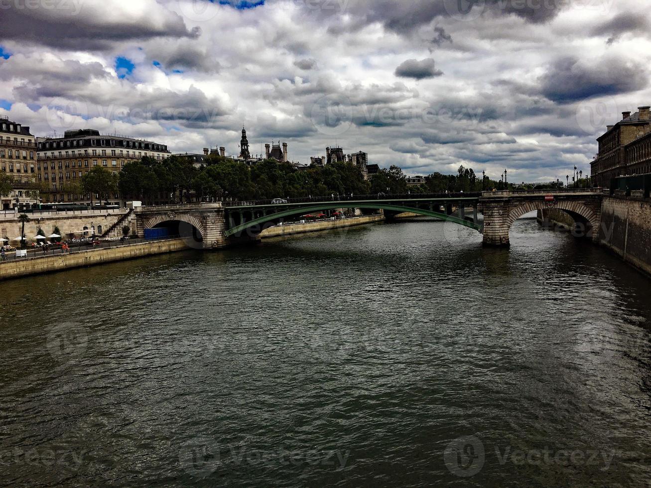 eine ansicht von paris, die die seine durch die conciergerie zeigt foto