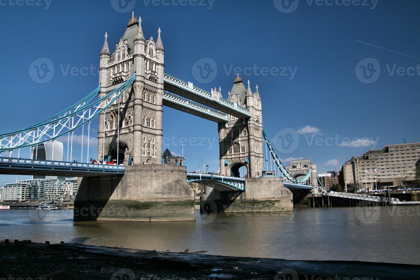 ein blick auf die tower bridge in london über die themse foto