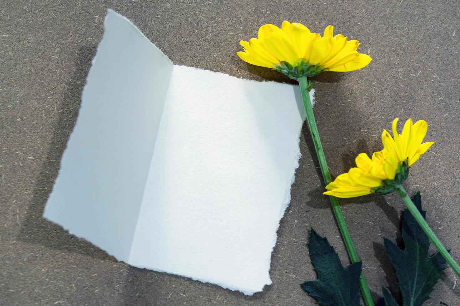 weißes papier auf holzoberfläche und dahlienblume flach liegend mit kopierraum. foto