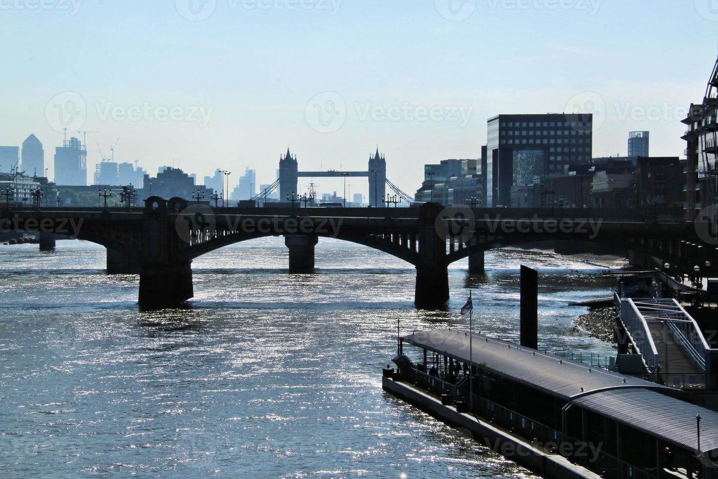 Blick auf die Tower Bridge in London foto