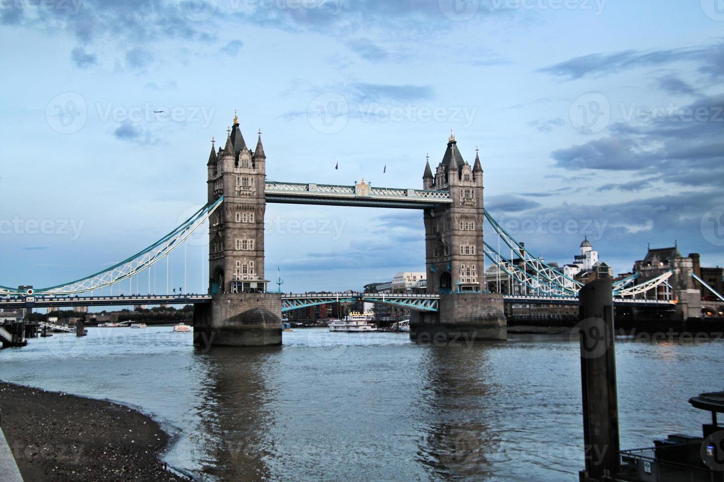 Blick auf die Tower Bridge in London foto