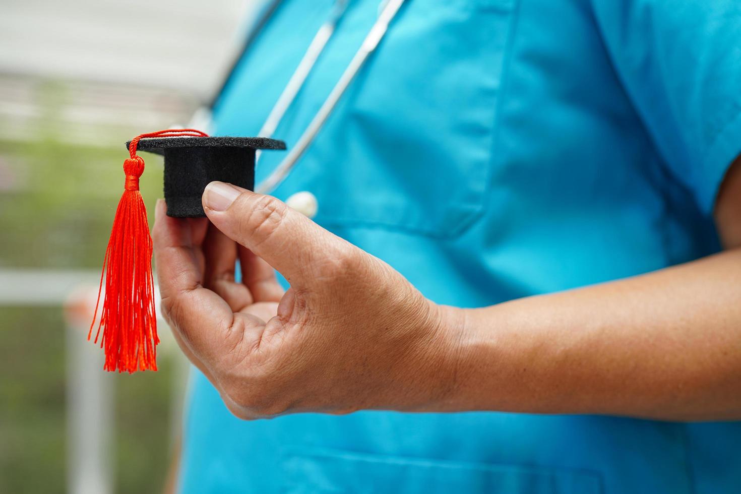 asiatische Ärztin mit Abschlusshut im Krankenhaus, Konzept der medizinischen Ausbildung. foto