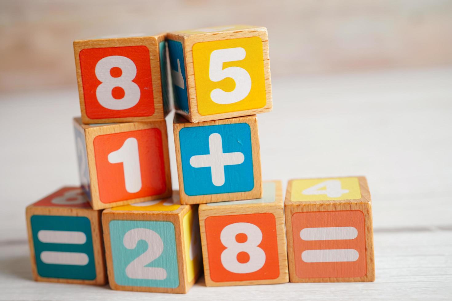 Anzahl Holzblockwürfel zum Lernen von Mathematik, Bildungsmathematikkonzept. foto