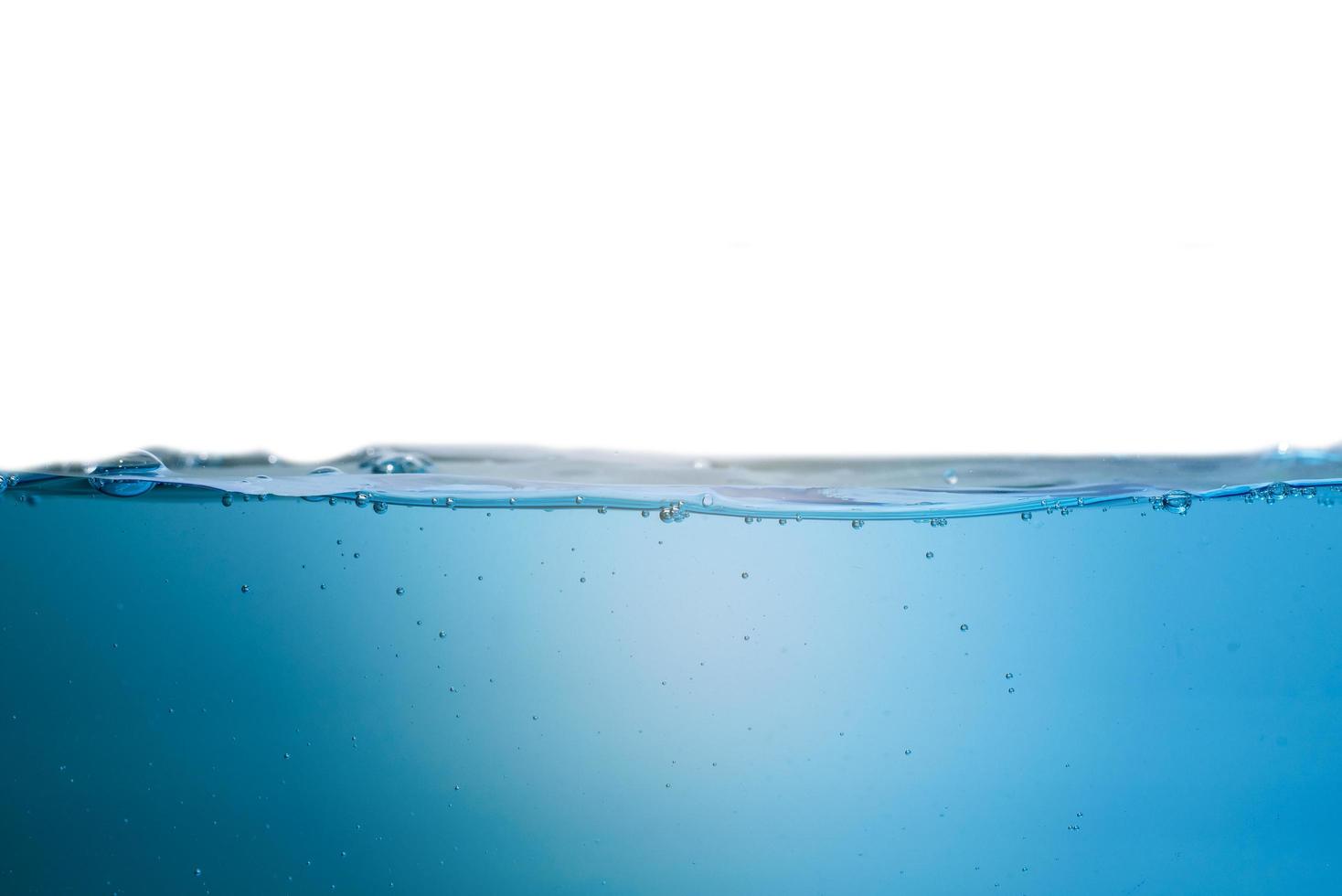 spektakuläre Meereswellen hören auf zu dampfen mit separaten Blasen auf einem hellen Himmelshintergrund. beliebte Ecken, natürliche Konzepte foto