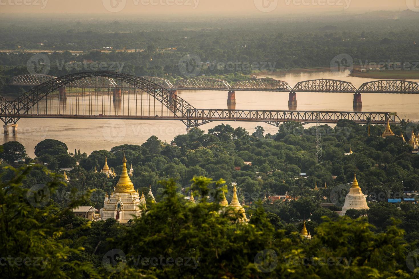 Ansicht des Tempels und der Pagodengruppe mit der Irrawaddy-Brücke in Sagaing City, der alten Hauptstadt des alten Myanmar. foto