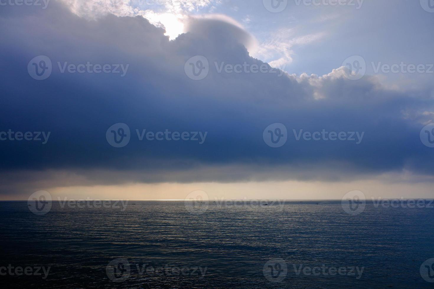 dramatischer stürmischer dunkler bewölkter Himmel über dem Meer, natürlicher Fotohintergrund. foto
