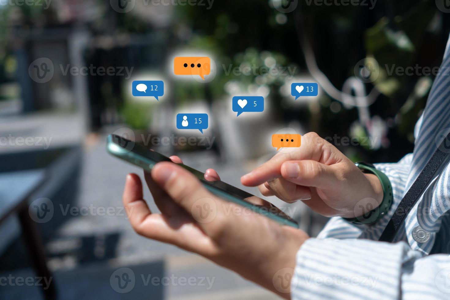 Spielen Sie Social Media auf Ihrem Smartphone mit dem Kommunikationssymbol. Konzept der Technologie. foto