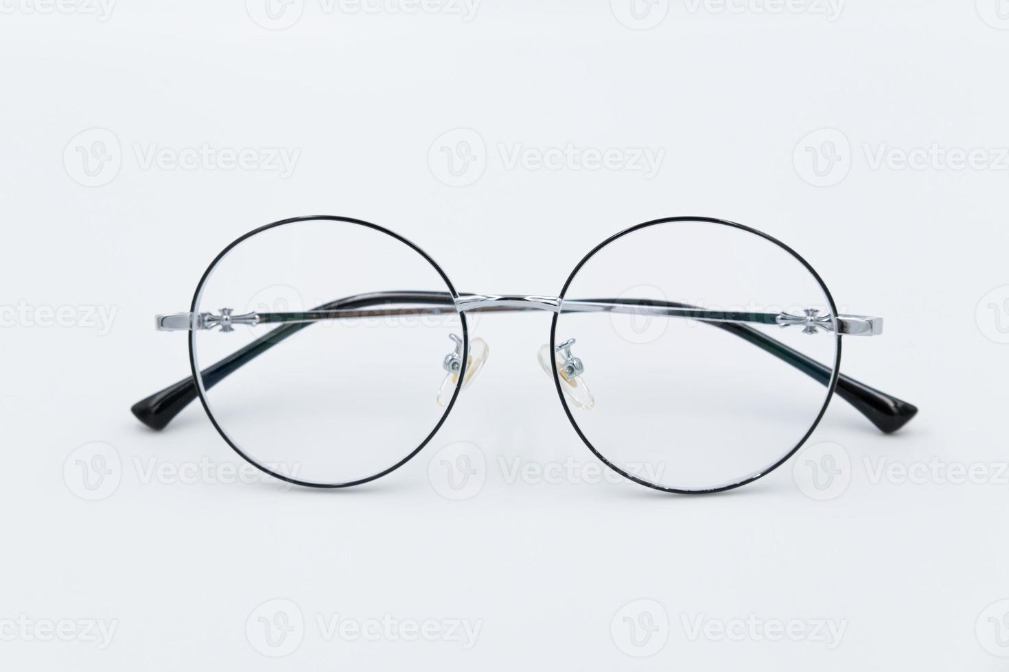 runde brille mit selektivem fokus und silberrand. isolierter weißer Hintergrund. foto