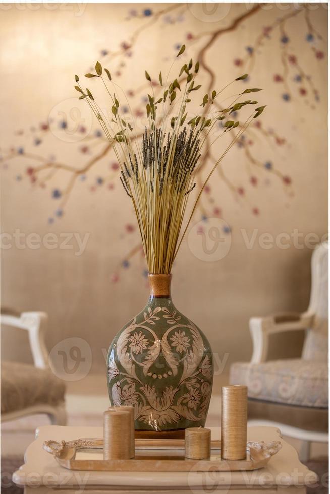 Stilleben mit Blumen und Vase foto