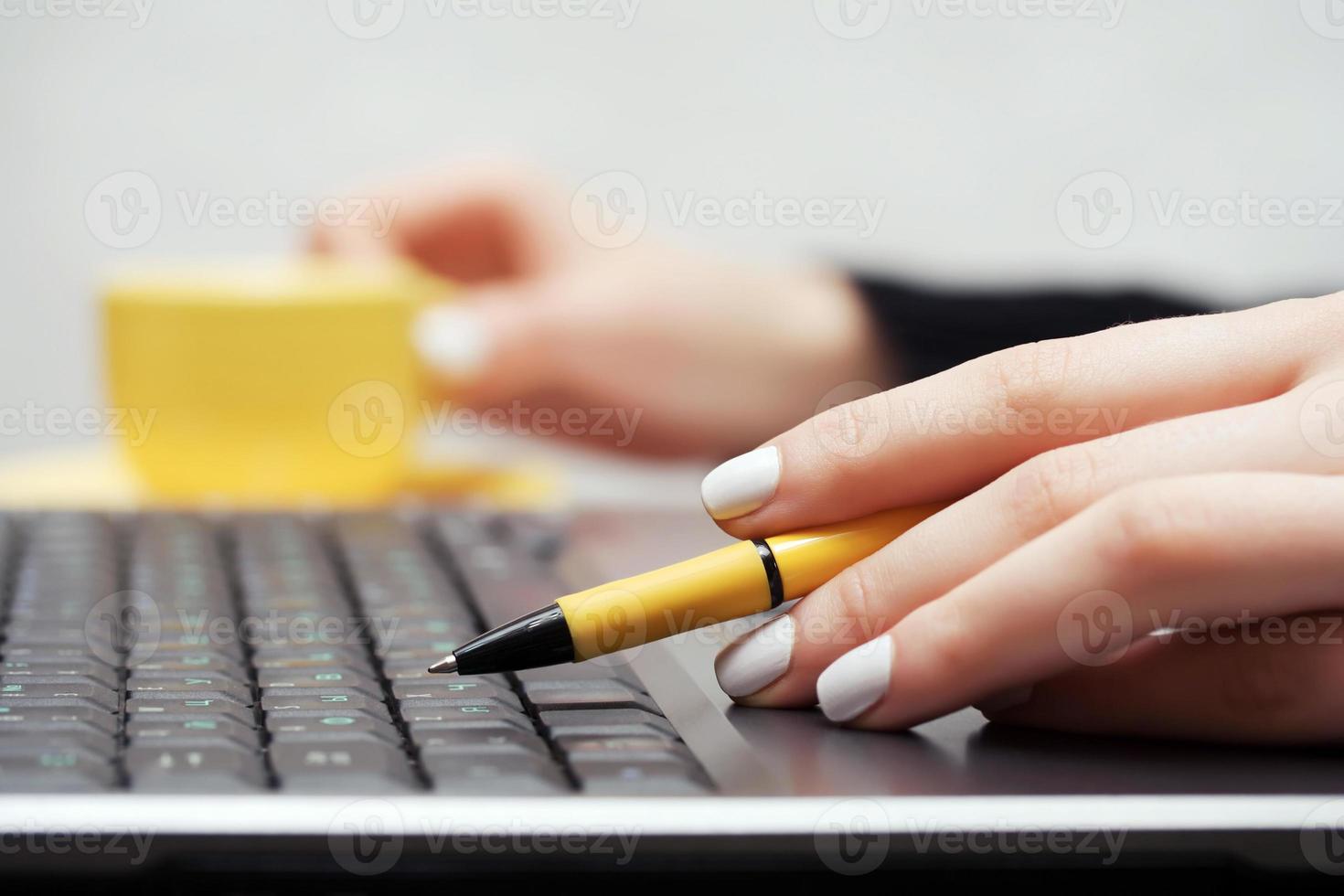 weibliche Hände mit Laptop foto