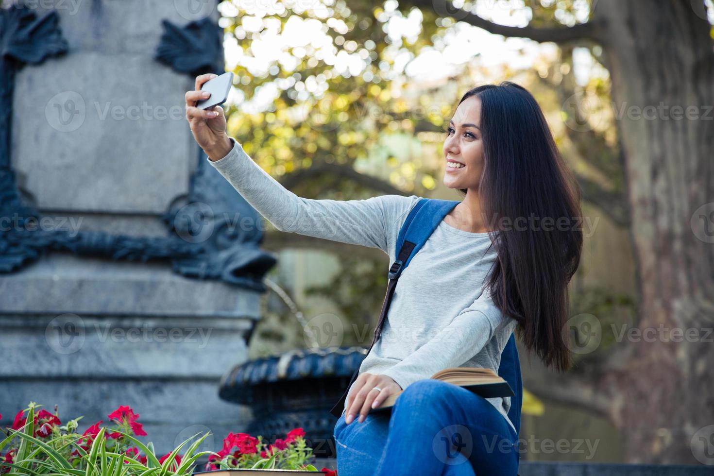 Studentin, die Selfie-Foto auf Smartphone macht foto