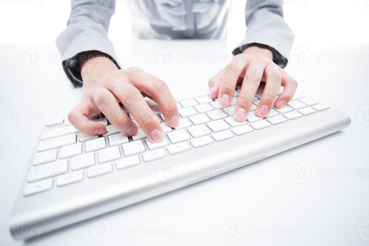 weibliche Hand, die auf Tastatur schreibt foto