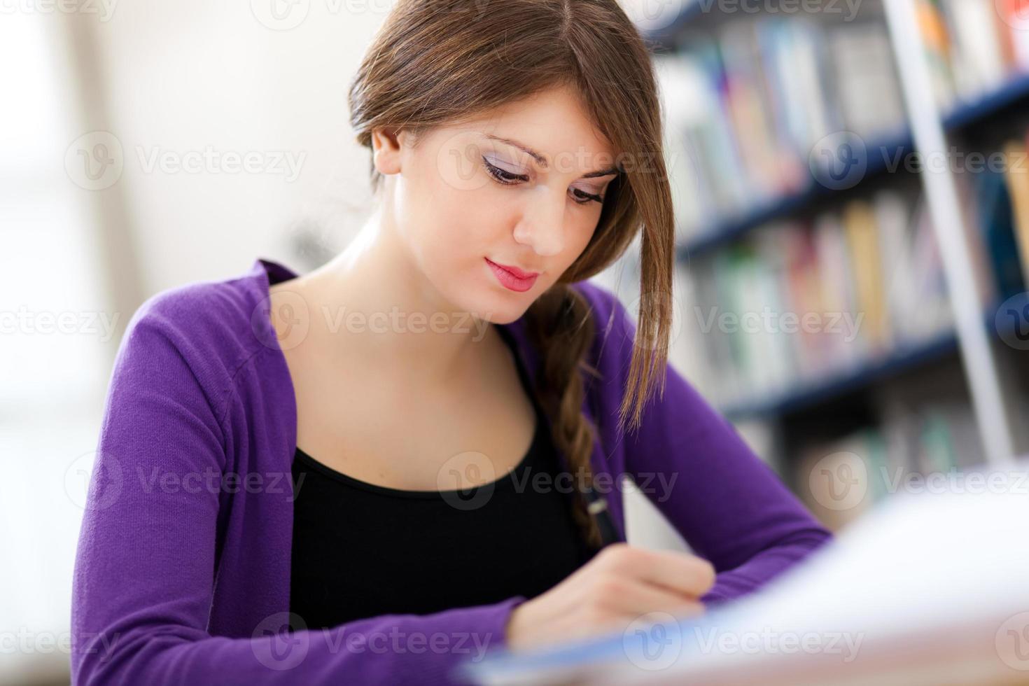 Studentin in einer Bibliothek foto