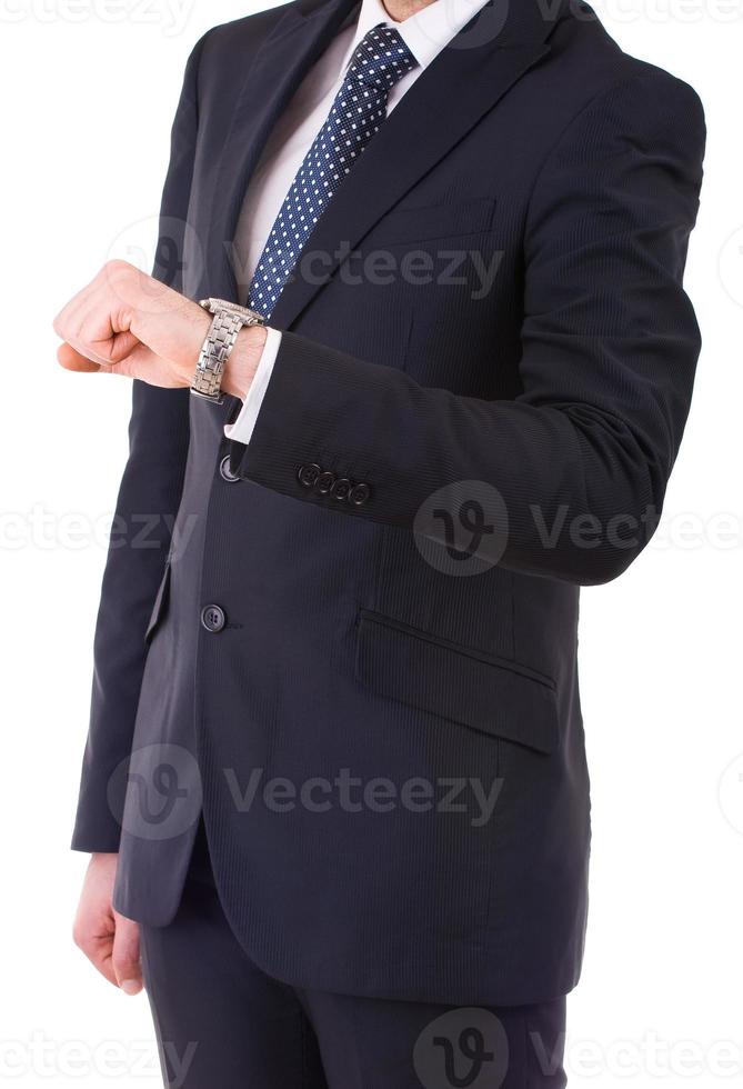 Geschäftsmann, der die Zeit auf seiner Armbanduhr überprüft. foto