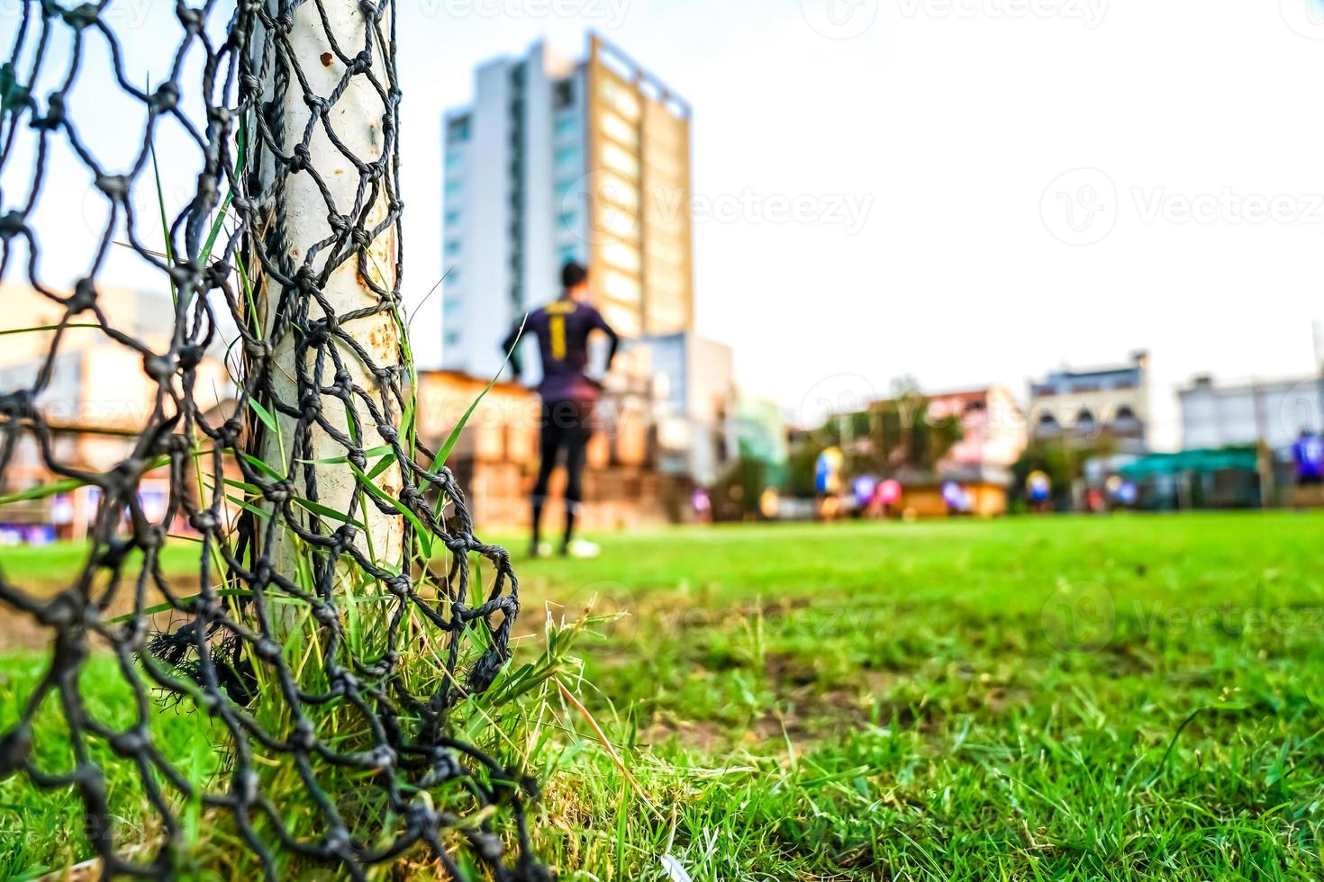 Fußballtornetz mit unscharfem Hintergrund foto