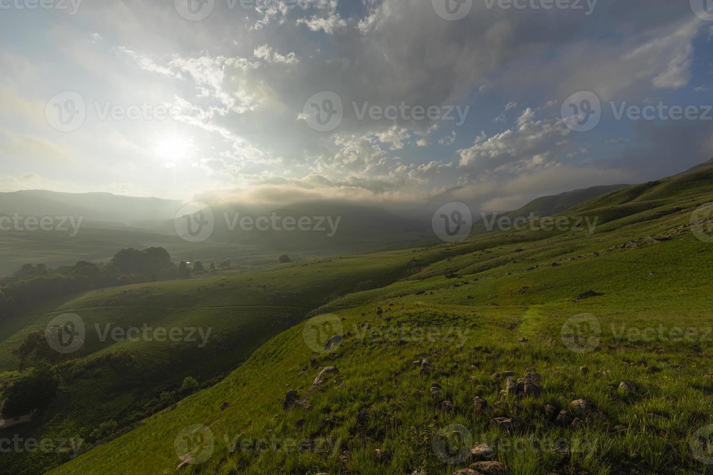 am späten Nachmittag tiefe Wolken über dem Berg foto