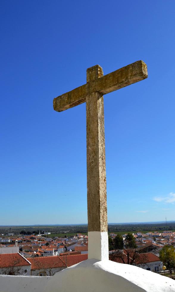 das christliche kreuz in stein foto