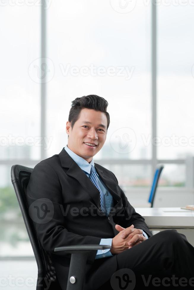 fröhlicher vietnamesischer Geschäftsmann foto