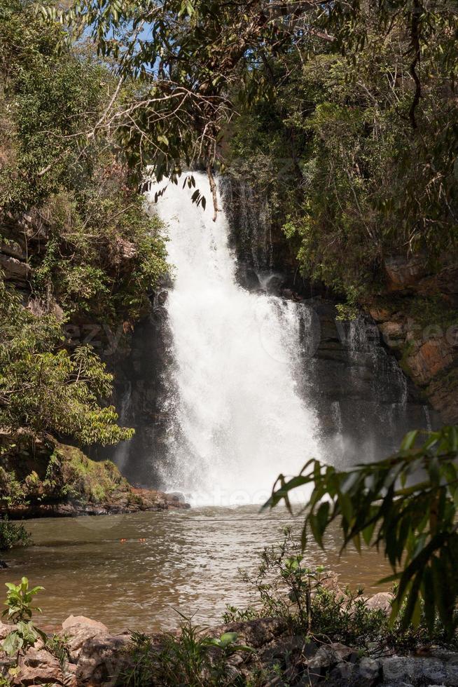 der wunderschöne indaia wasserfall einer von sieben wasserfällen entlang des weges in indaia in der nähe von planaltina und formosa, goias, brasilien foto