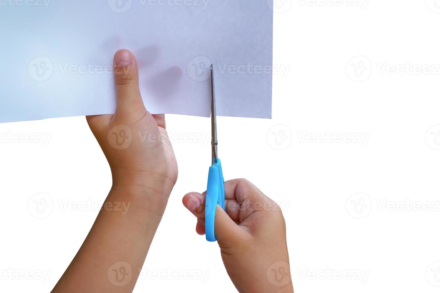 Mädchen schneidet Papier foto