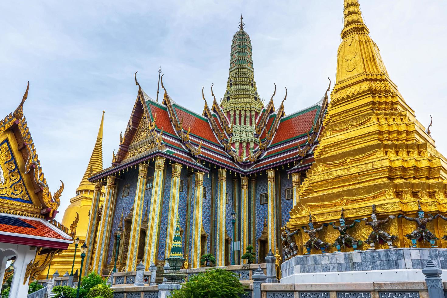 ein wahrzeichen des wat phra kaew in bangkok, thailand. ein Ort, an dem jeder in jeder Religion eingesehen werden kann. foto