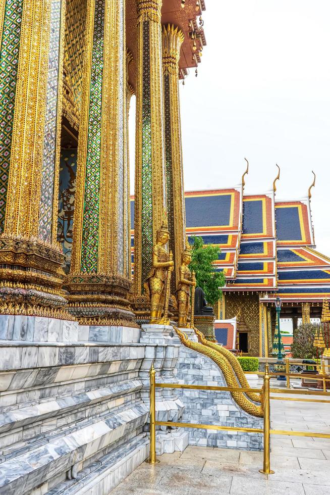 ein wahrzeichen des wat phra kaew in bangkok, thailand. ein Ort, an dem jeder in jeder Religion eingesehen werden kann. foto