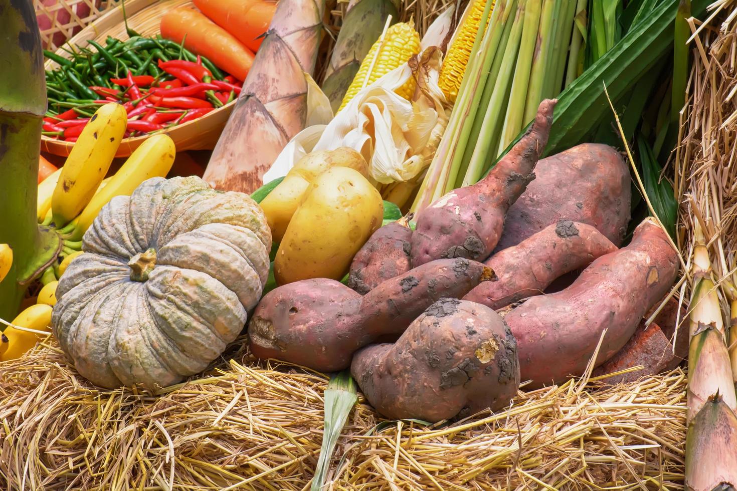 viel Obst und Gemüse foto