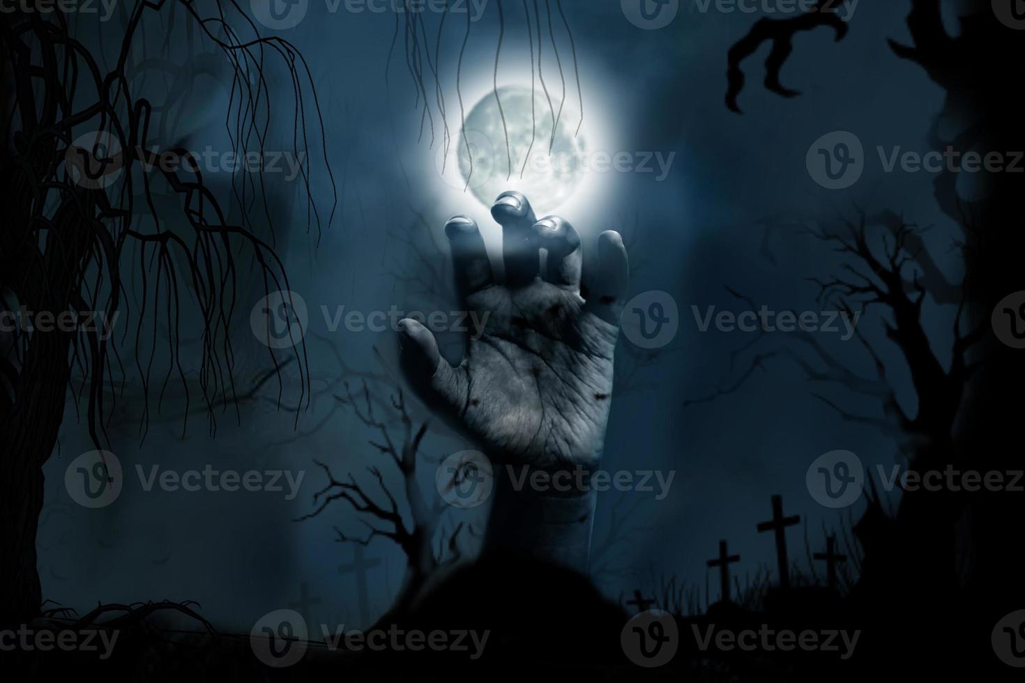 Hand, die sich auf dem Halloween-Konzept vom Boden auf dem Friedhof erhebt. foto