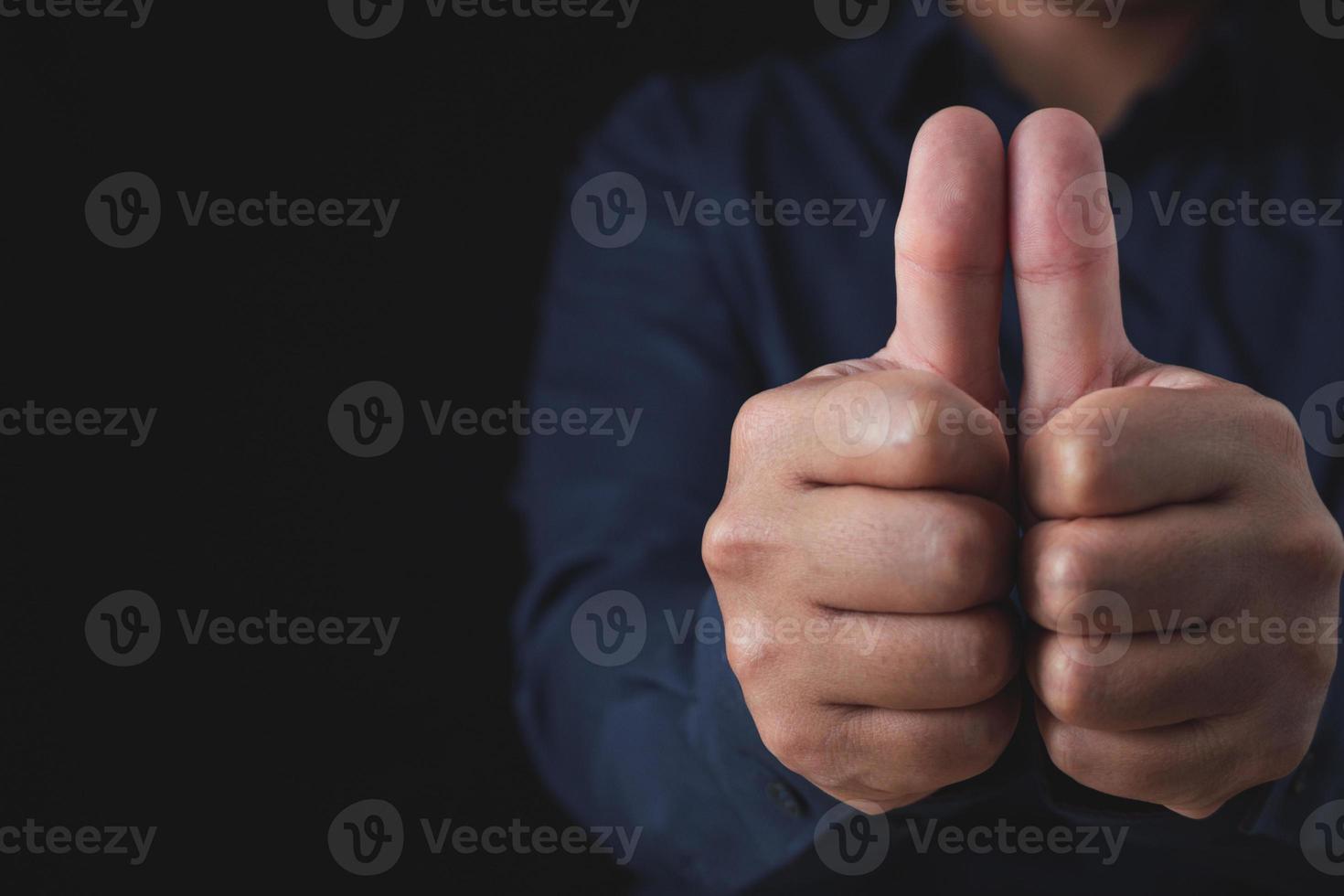 Person, die ein dunkelblaues Hemd trägt, zeigt ein Daumen-hoch-Zeichen. Angestellter oder Geschäftsmann. wie oder gutes Konzept. Nahaufnahme mit Kopierbereich. foto