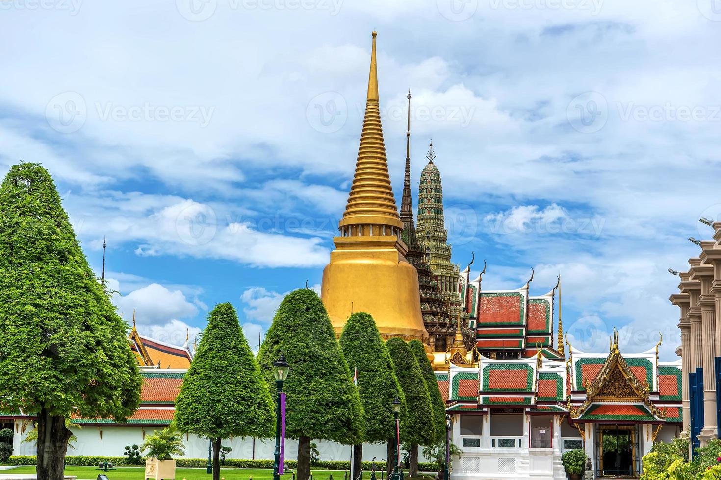 ein wahrzeichen des wat phra kaew in bangkok, thailand. ein Ort, an dem jeder in jeder Religion eingesehen werden kann. foto