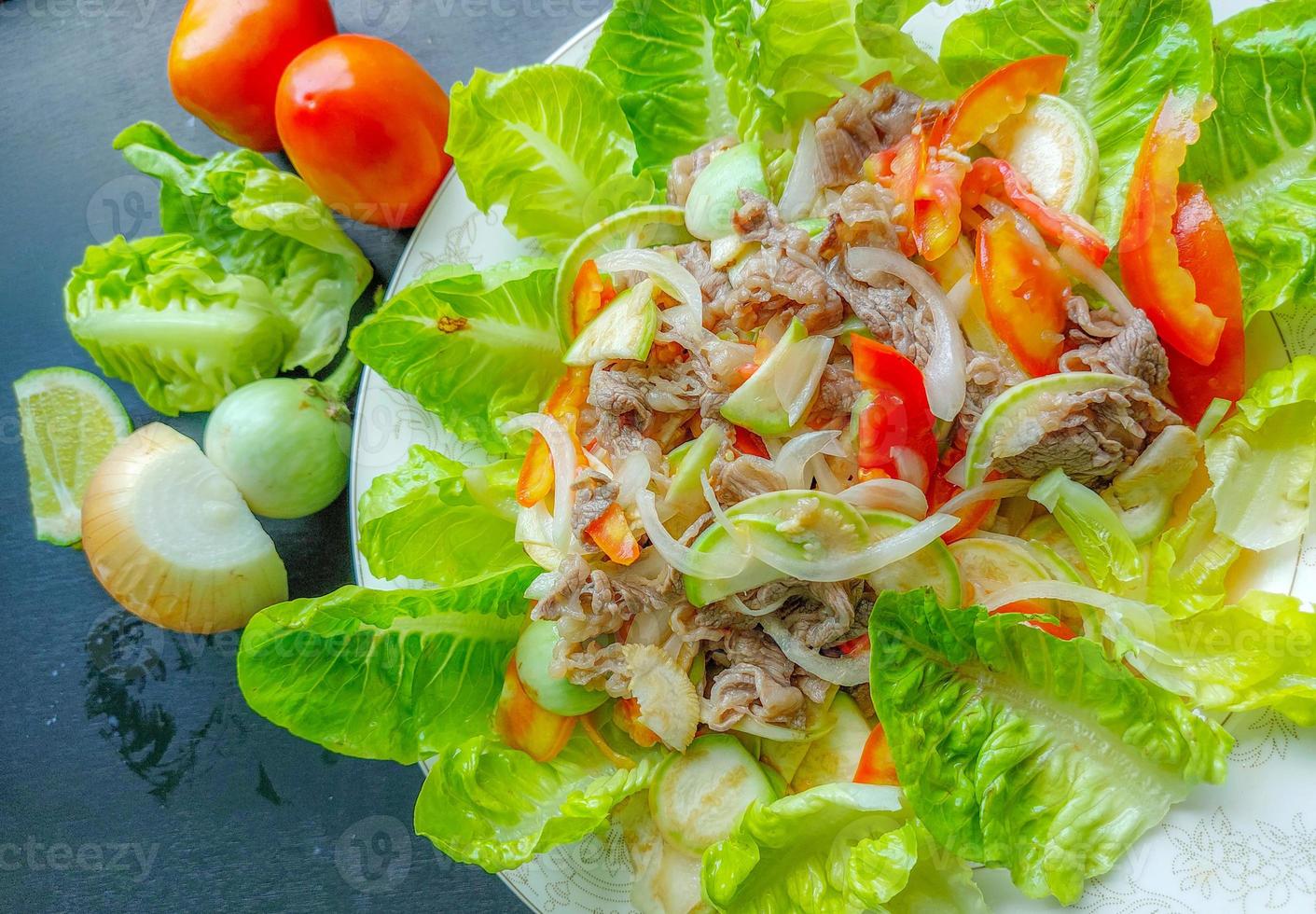 Rindfleischsalat mit frischem Gemüse. foto