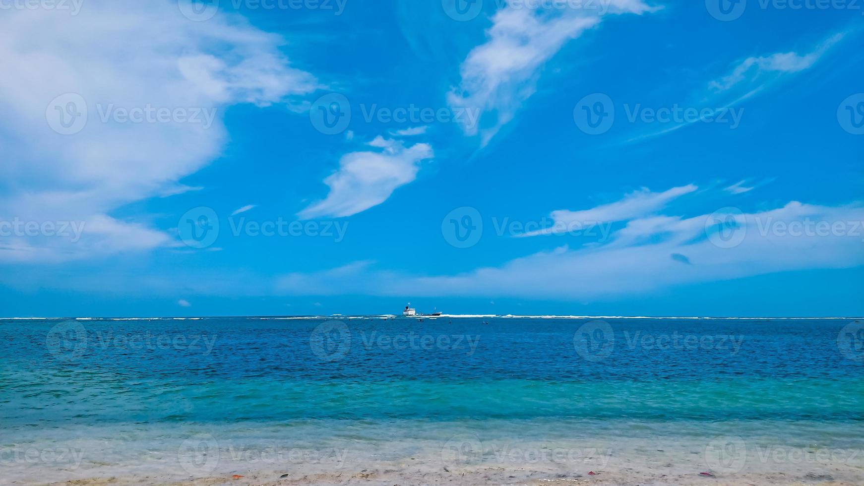 schöne strandlandschaft mit klarem blauem himmel foto