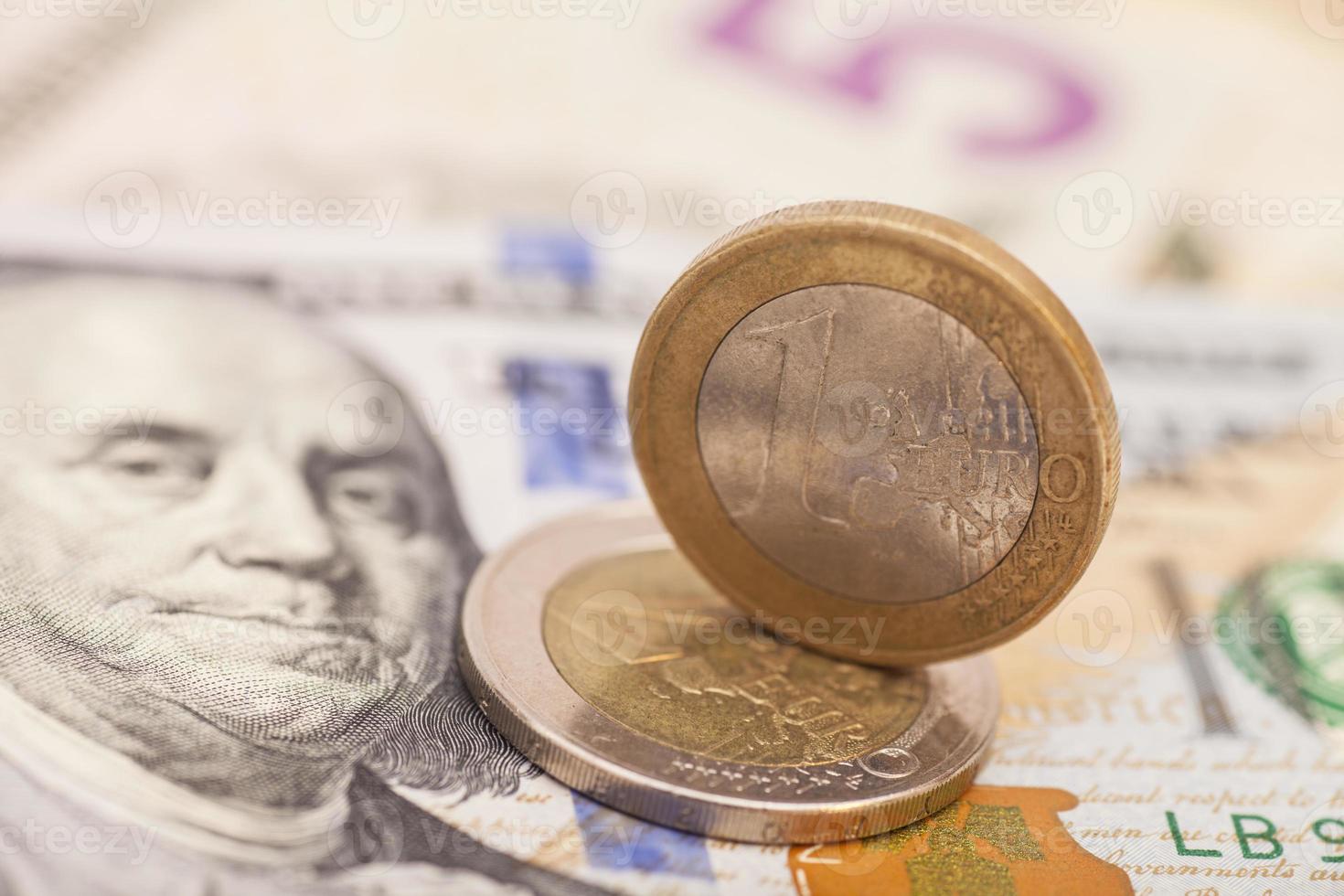 Euro-Münzen und Dollar foto