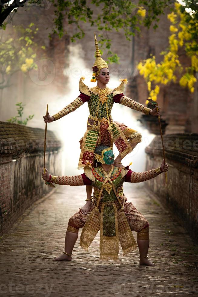 khon, ist ein klassischer thailändischer Tanz in einer Maske. In der Ramayana-Literatur ist dies der Kampf zwischen dem Rama und dem Riesen. foto