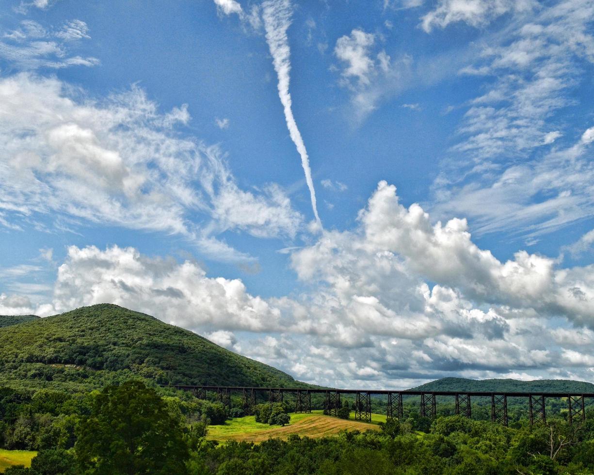Moodna-Viadukt mit Wolken im Sommer foto