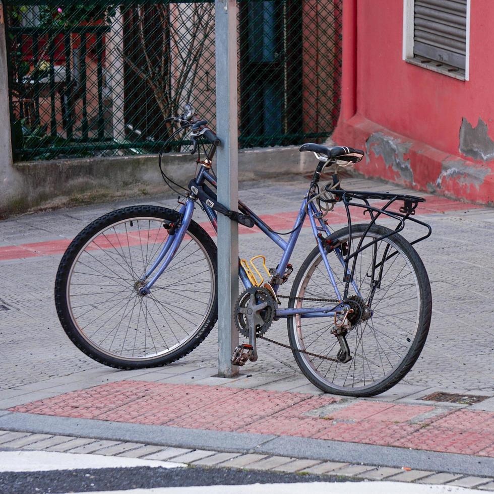 Fahrrad Verkehrsmittel in der Stadt foto