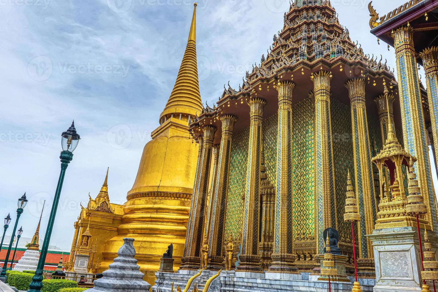 ein wahrzeichen des wat phra kaew in bangkok, thailand. ein Ort, an dem jeder in jeder Religion eingesehen werden kann. foto