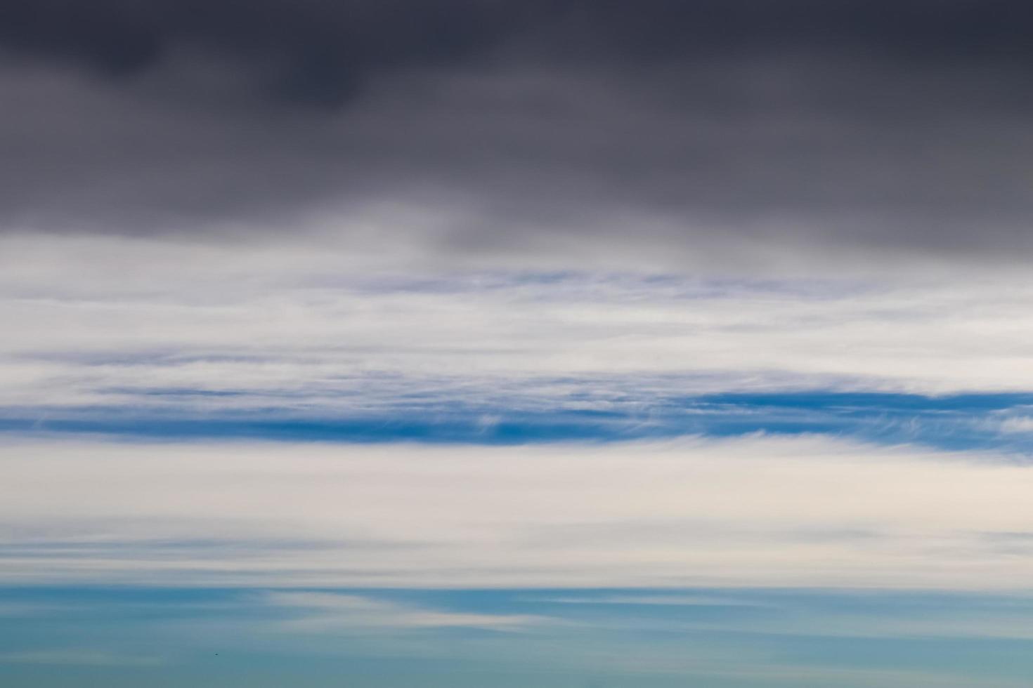 schöne flauschige weiße Wolkenformationen in einem tiefblauen Sommerhimmel foto