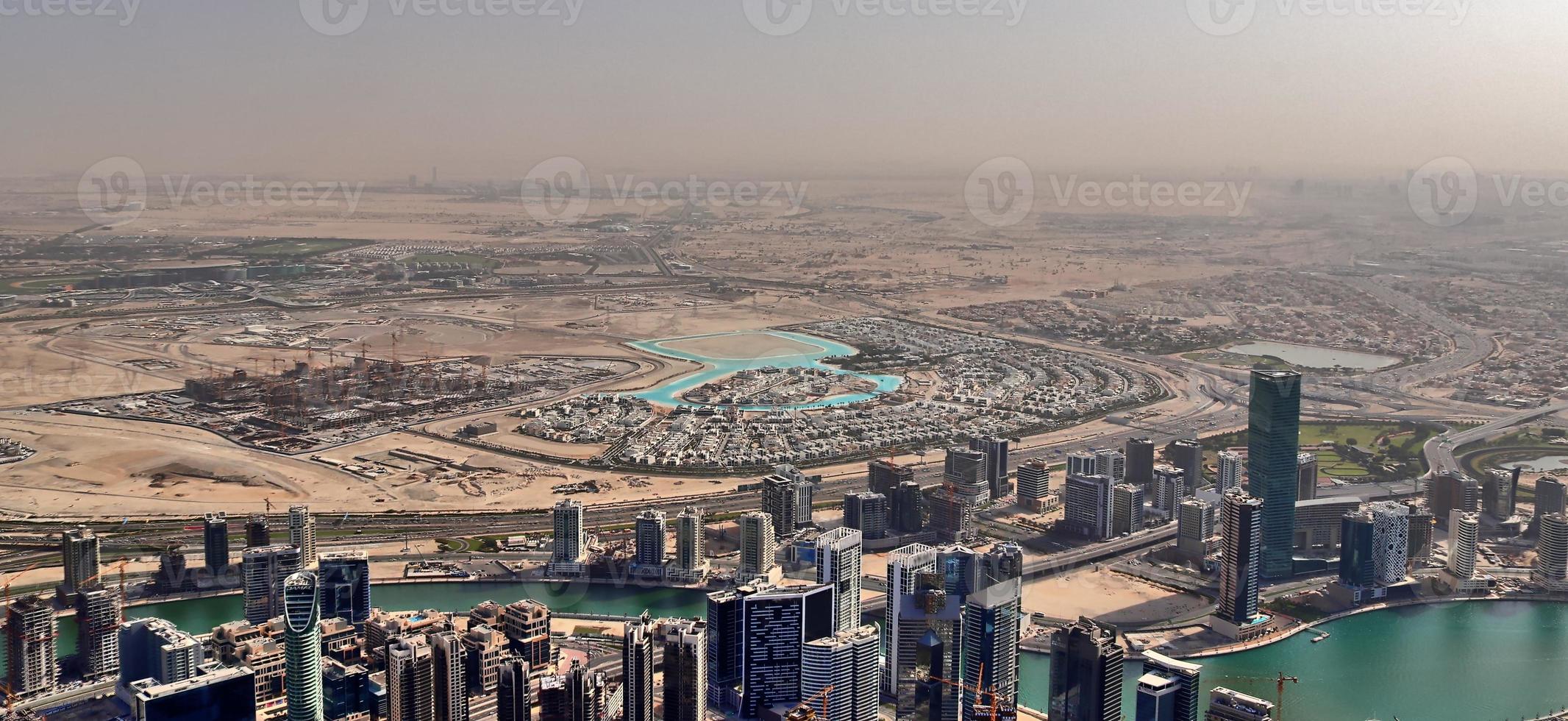 Luftaufnahme über das Stadtzentrum von Dubai an einem sonnigen Tag foto