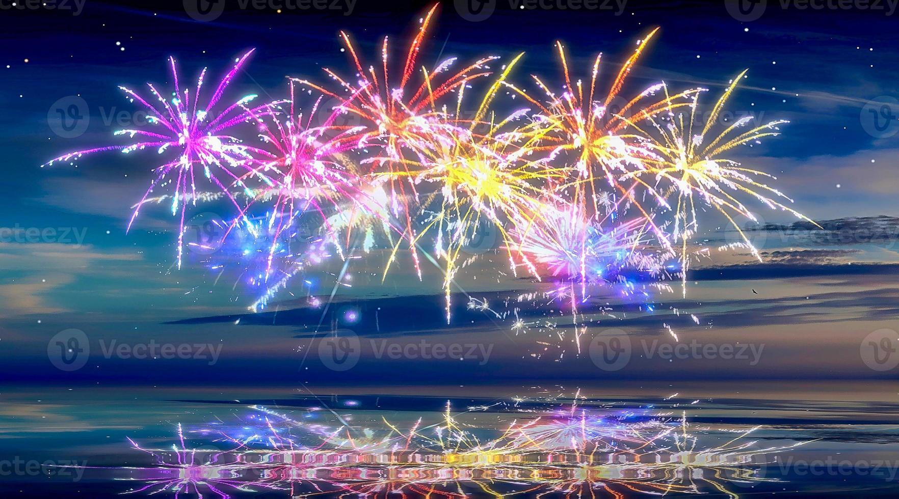 schönes frohes neues feuerwerk am himmel mit reflexionen auf dem wasser foto